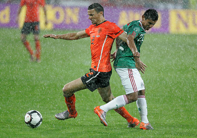 Khalid Boulahrouz im Zweikampf mit Alberto Medina und dem Regen