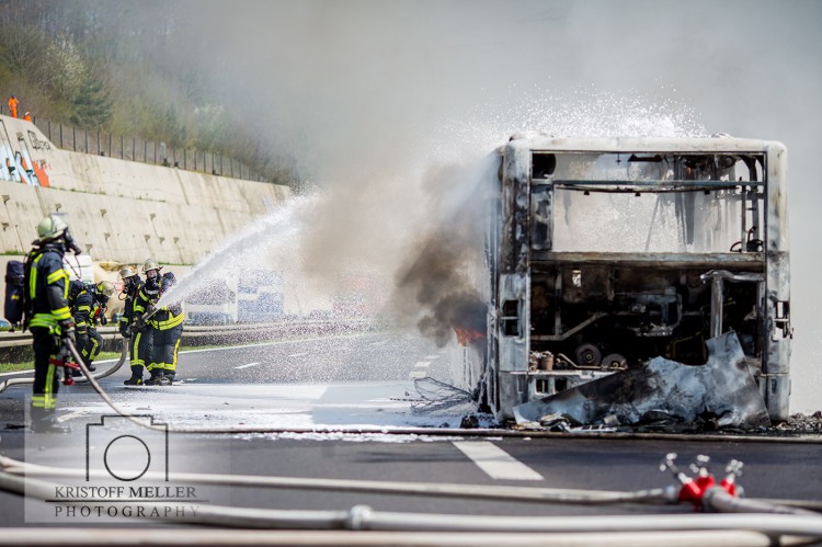 Feuerwehr / Polizei / Brand / Linienbus / Bus brennt auf der Autobahn A 98 Höhe Lörrach Mitte komplett aus. 60 Feuerwehrleute im Einsatz